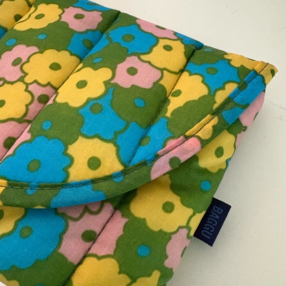 NWT BAGGU Puffy 16” Laptop Sleeve - Flowerbed - Picture 11 of 14